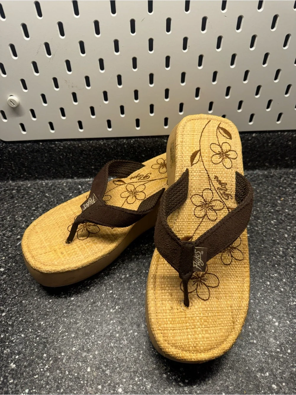 VINTAGE Platform flojos flip flops🏝️, including woven floral design🌺